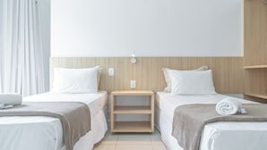 Quarto quádruplo, várias camas, para não fumantes, vista para a cidade | Roupas de cama premium, frigobar, escrivaninha, cortinas blackout