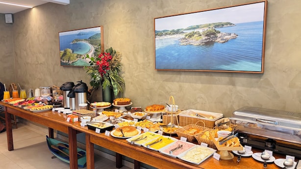 Café da manhã com buffet grátis todos os dias