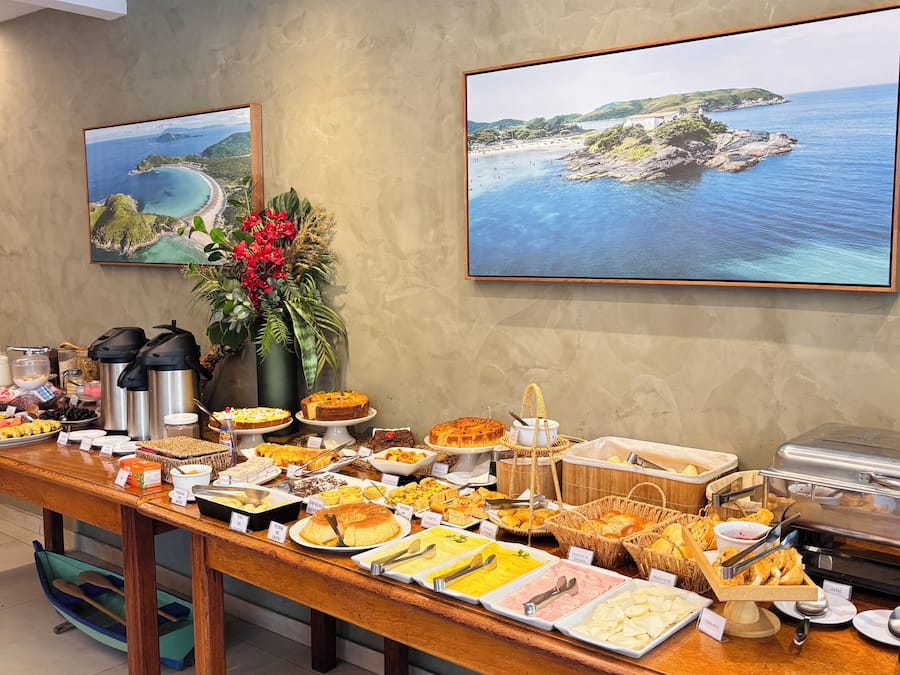 Café da manhã com buffet grátis todos os dias