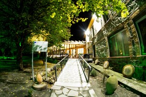 Voorkant accommodatie - avond/nacht