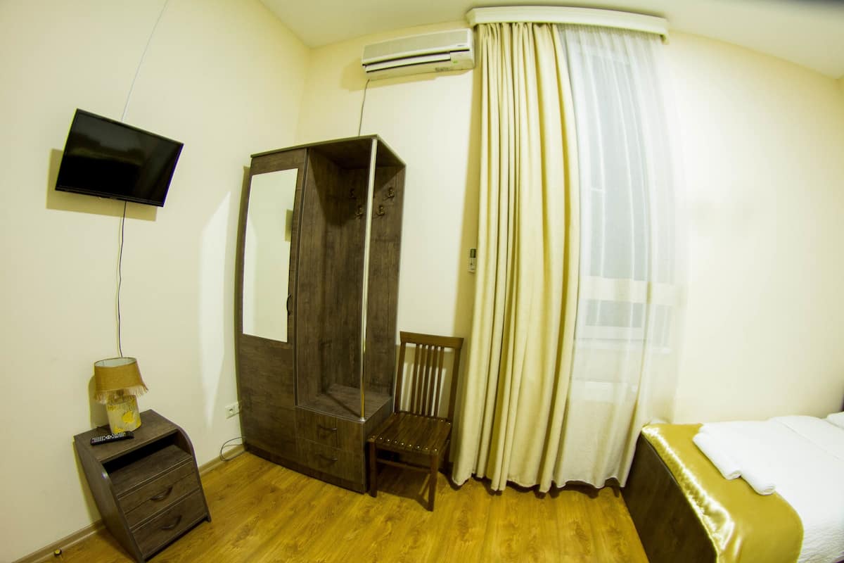 Caja de seguridad en la habitación y sistema de insonorización