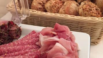 Eine Platte mit verschiedenen Fleisch- und Brotsorten.