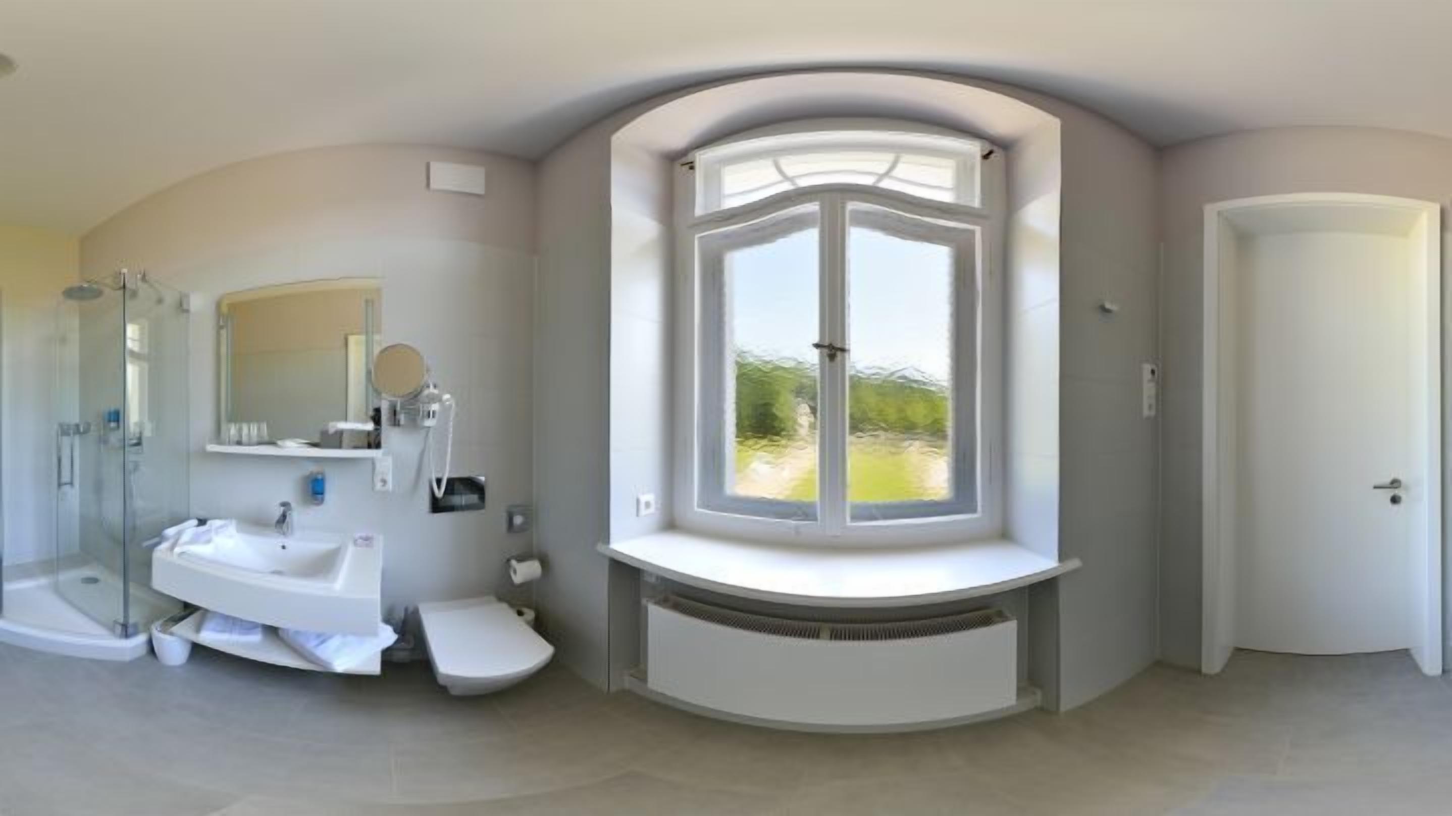 comfort suite | bathroom | free toiletries, hair dryer, slippers, towels