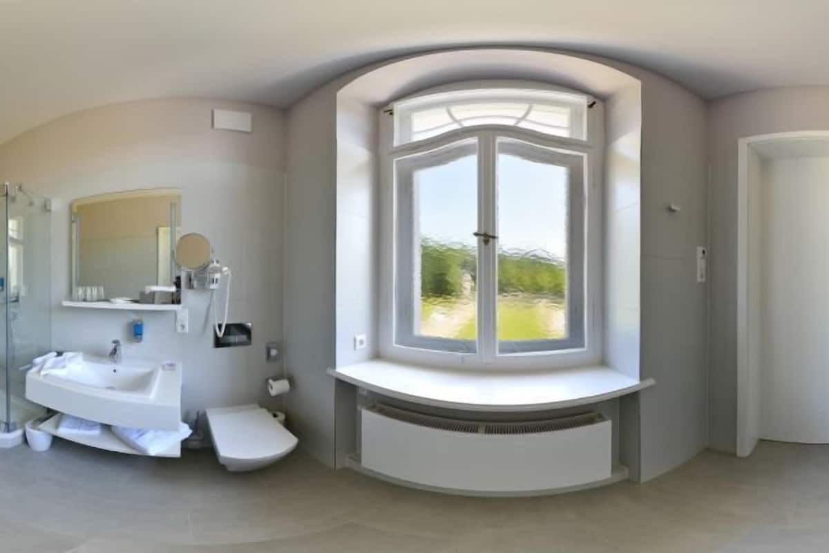 comfort suite | bathroom | free toiletries, hair dryer, slippers, towels