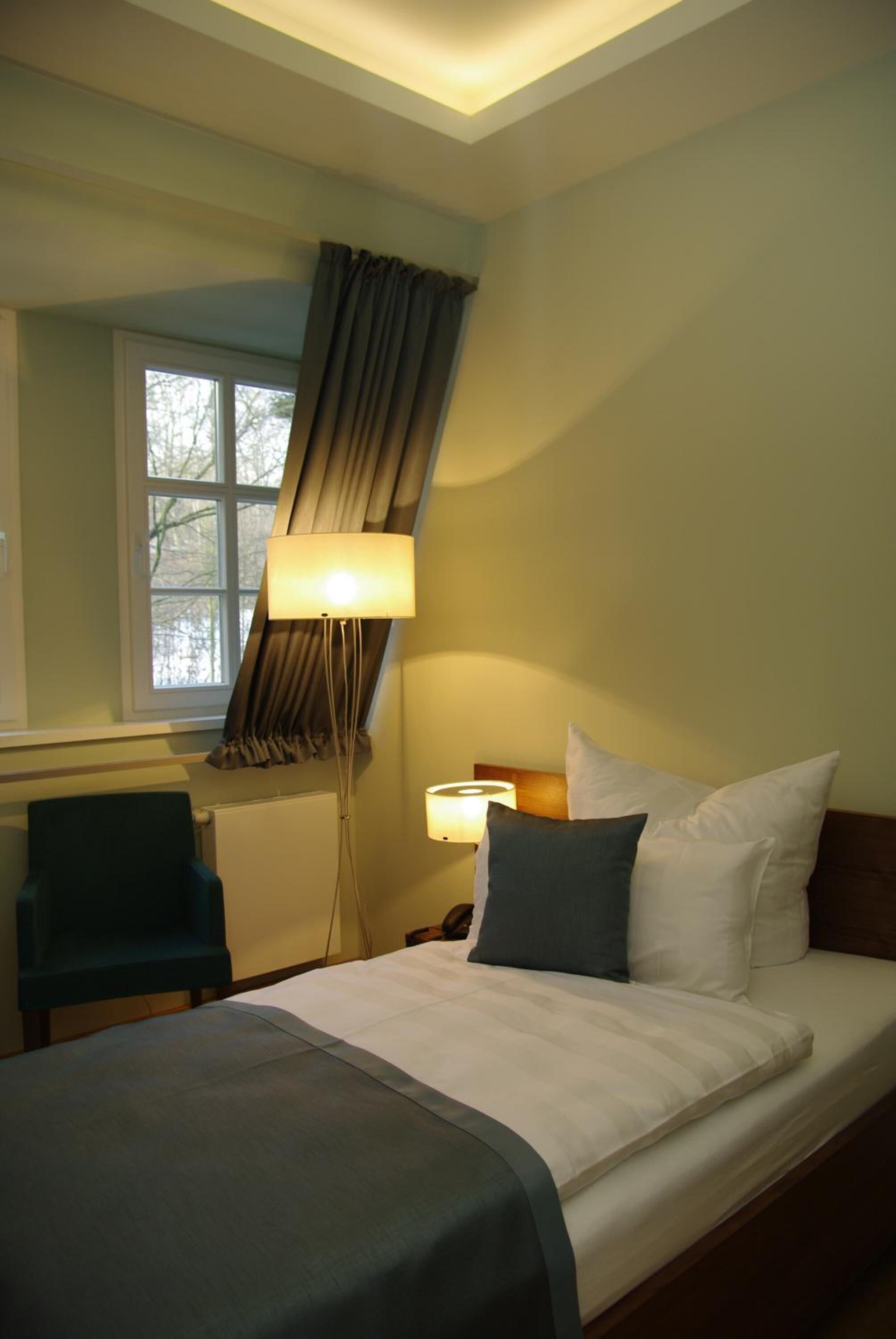 single room | minibar, in-room safe, desk, blackout curtains