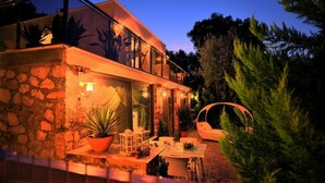 Bagian depan properti - sore/malam
