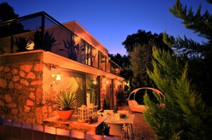 Fassade der Unterkunft – Abend/Nacht