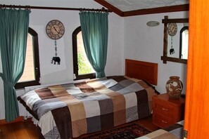 Villa | Free WiFi, bed sheets