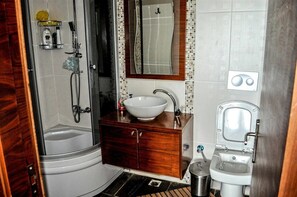 Villa | Salle de bain | Douche, serviettes fournies