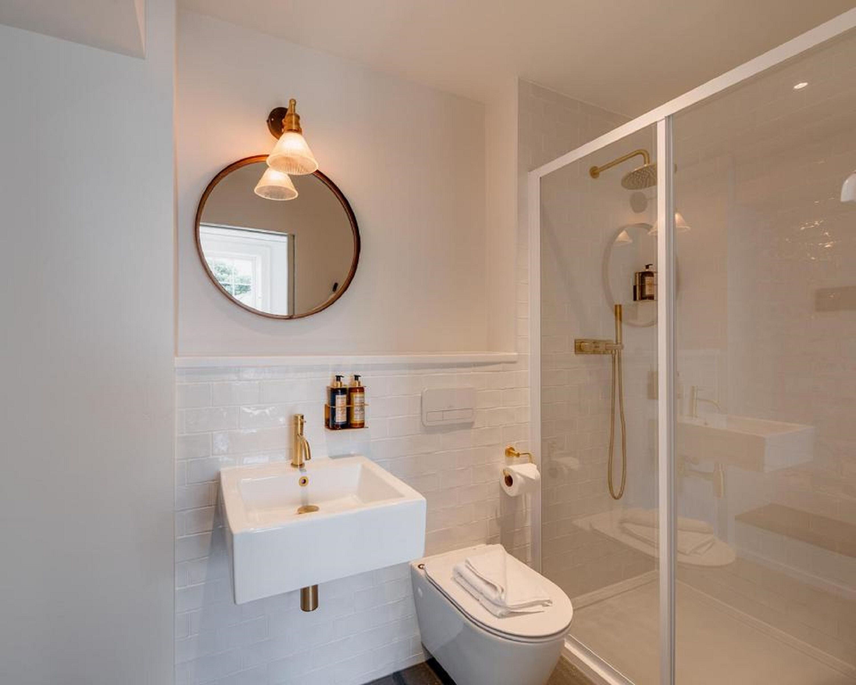 Deluxe Room, 1 King Bed, Non Smoking | Bathroom | Shower, free toiletries, hair dryer, towels