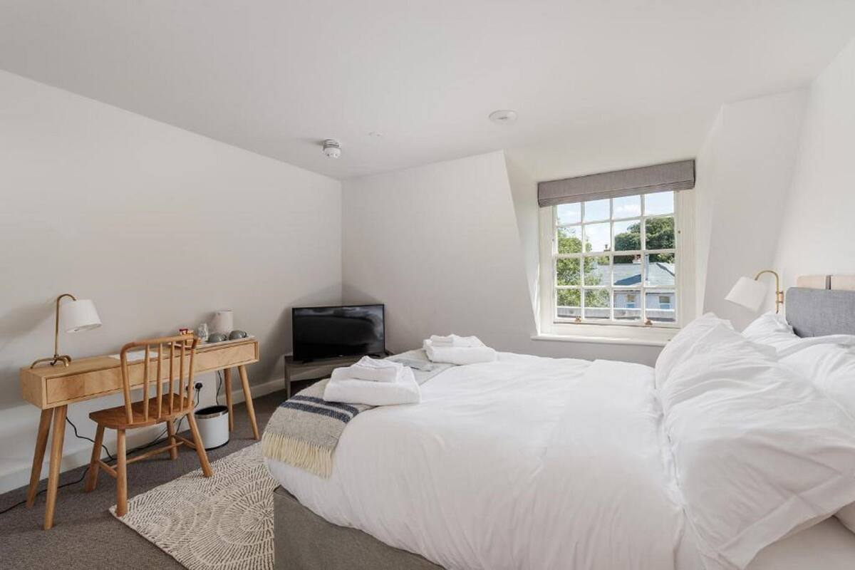 Deluxe kamer, 1 kingsize bed, niet-roken | Een strijkplank/strijkijzer, gratis wifi, beddengoed