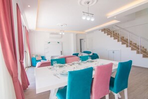 Villa | In-room dining