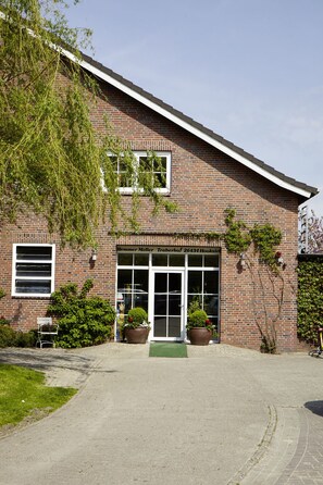 Front of property - Traberhof - Landurlaub in seiner schönsten Form - freies Reiten inbegriffen - Hunde willkommen - Sauna im Haus - Kanuverleih - tolle Radwege - Deich in Sichtweite (Wangerland)