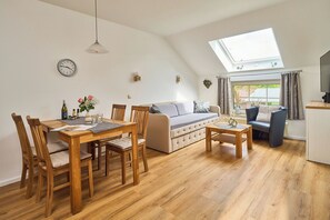 Appartement Confort, 2 chambres (Apt 7) | Coin séjour | Télévision à écran plat