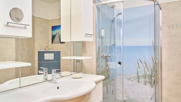 Comfort-Apartment, 2 Schlafzimmer (Apt 6) | Badezimmer | Dusche, Handtücher