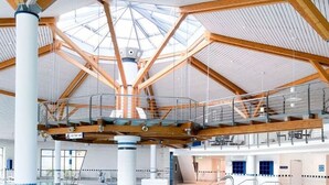 A spacious atrium with a high ceiling, wooden beams, and a central glass structure. - Traberhof - Landurlaub in seiner schönsten Form - freies Reiten inbegriffen - Hunde willkommen - Sauna im Haus - Kanuverleih - tolle Radwege - Deich in Sichtweite (Wangerland)