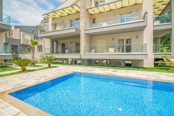 Outdoor pool, open 10:00 AM to 6:00 PM, pool umbrellas, pool loungers