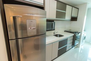 Kühlschrank, Mikrowelle, Herdplatte, Wasserkocher mit Kaffee-/Teezubehör