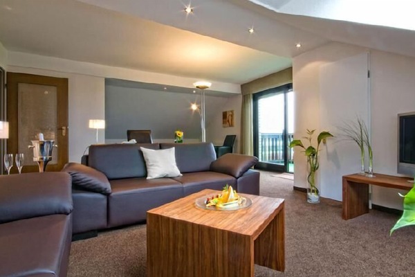 Suite – junior, 1 dobbeltseng, ikke-røyk | Oppholdsområde | TV