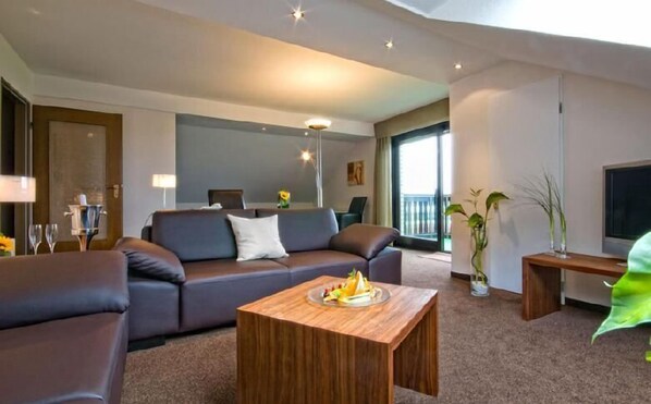 Junior Suite, 1 Double Bed, Non Smoking | Living area