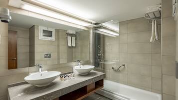 Dusche, kostenlose Toilettenartikel, Haartrockner, Hausschuhe