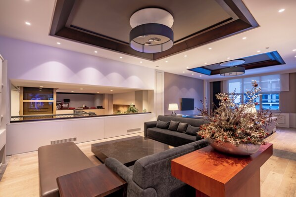 2 bar/dinlenme salonu 