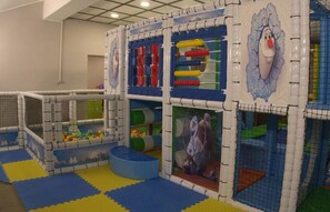 Zona de juegos infantil cubierta