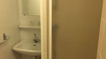 Basic Double Room, 1 Katil Kelamin (Double), Garden View | Pancuran Bilik Mandi