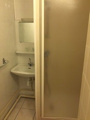Habitación básica doble, 1 cama matrimonial, vista al jardín | Regadera en el baño