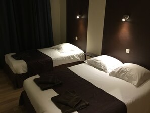 基础三人房, 多张床 | 客房内保险箱、熨斗/熨板、免费 WiFi、床单