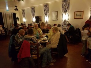 Déjeuner et dîner servis sur place