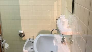 Basic Triple Room, Multiple Beds | Bathroom | Shower, free toiletries, towels