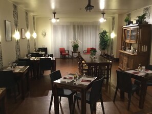 Lunch and dinner served - La Châtaigneraie (Uzer)