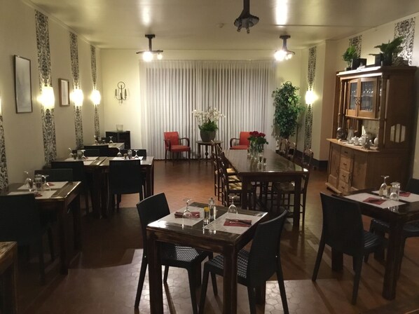 供应午餐和晚餐