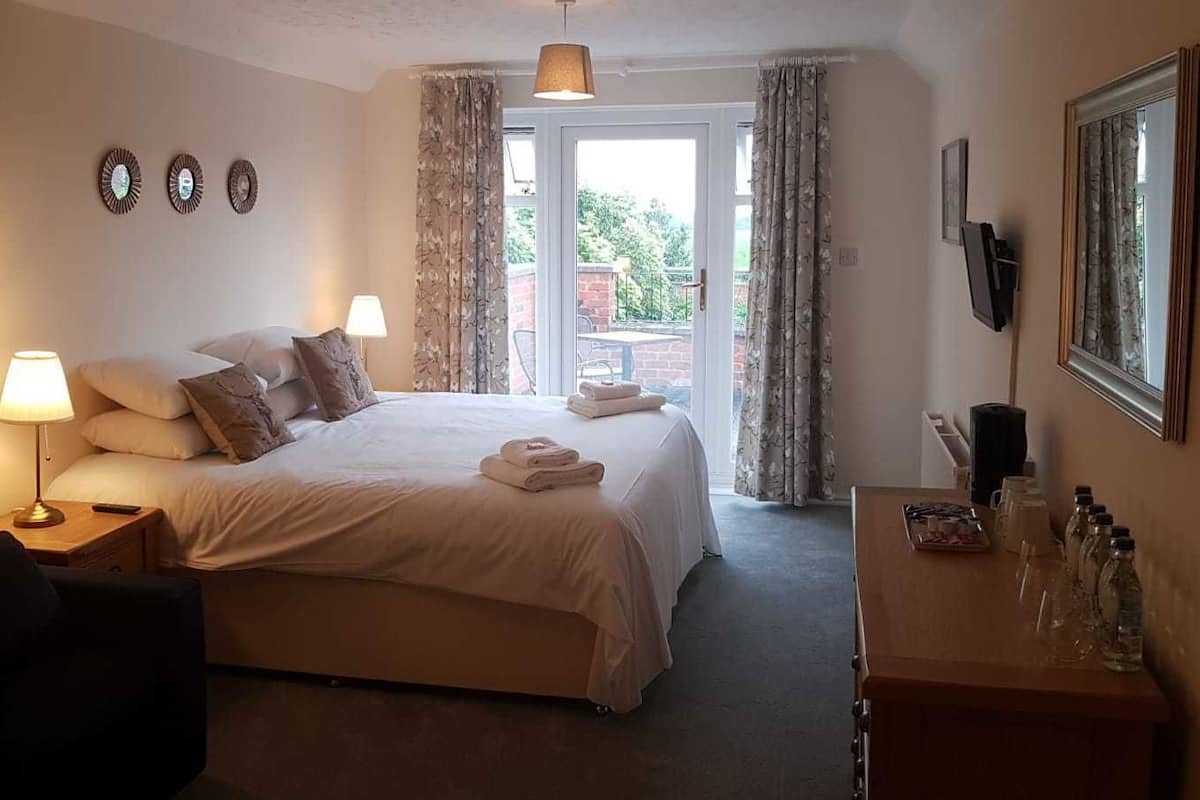 Family Room (Room 8) | Desk, iron/ironing board, WiFi (free), bed sheets