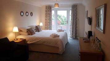 Family Room (Room 8) | Desk, iron/ironing board, free WiFi, bed sheets