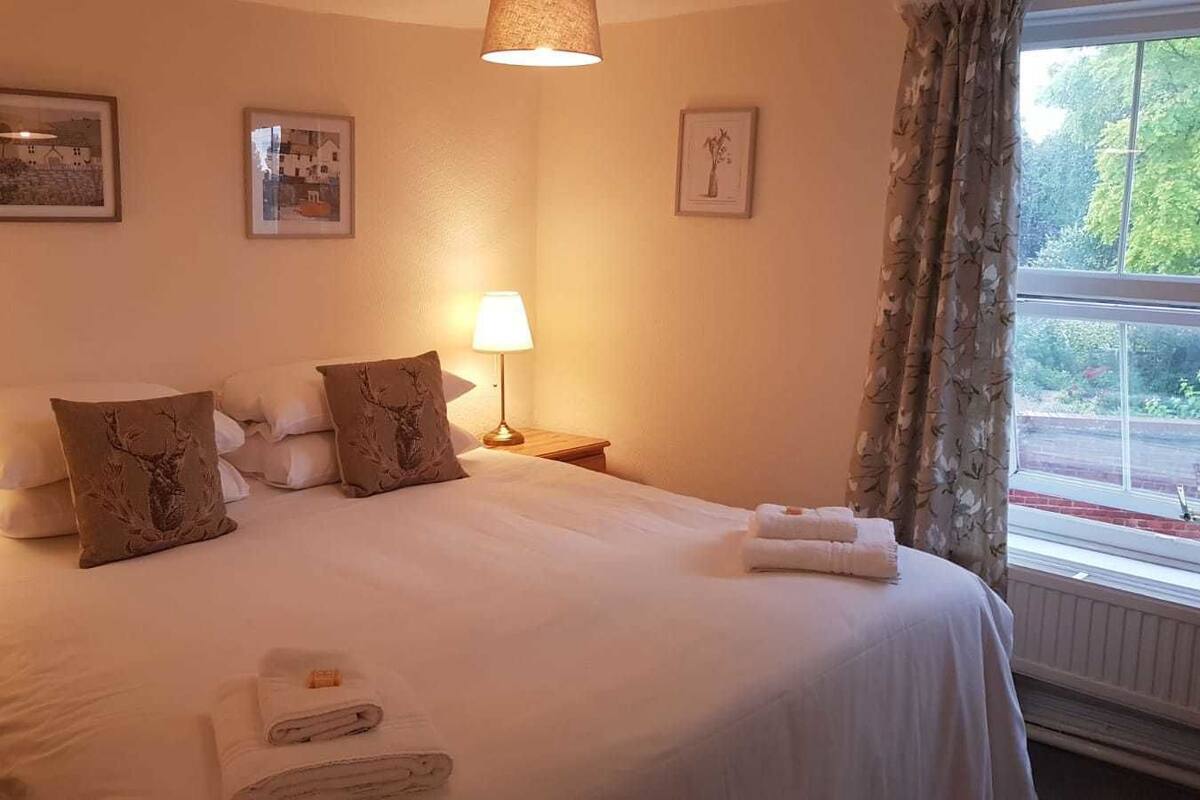 Standard Double Room (Room 6) | Desk, iron/ironing board, WiFi (free), bed sheets