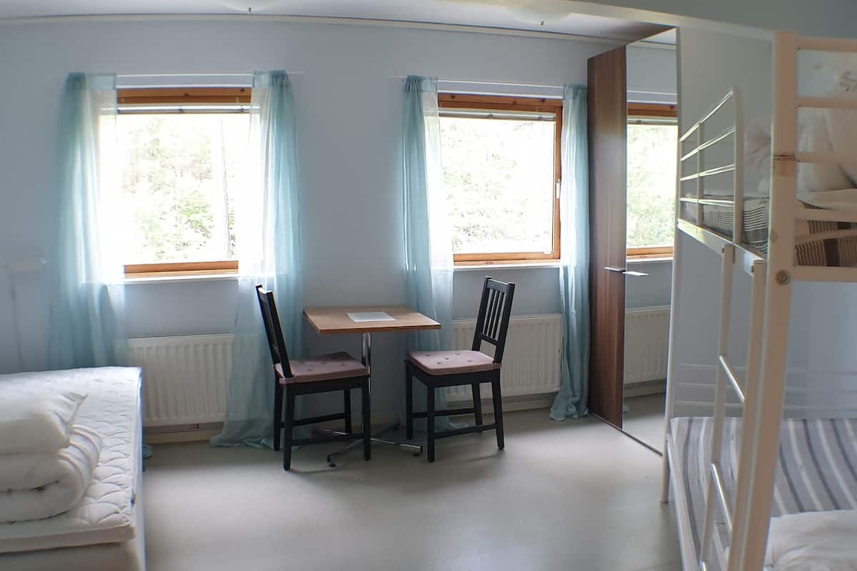 Economy-Dreibettzimmer, Gemeinschaftsbad