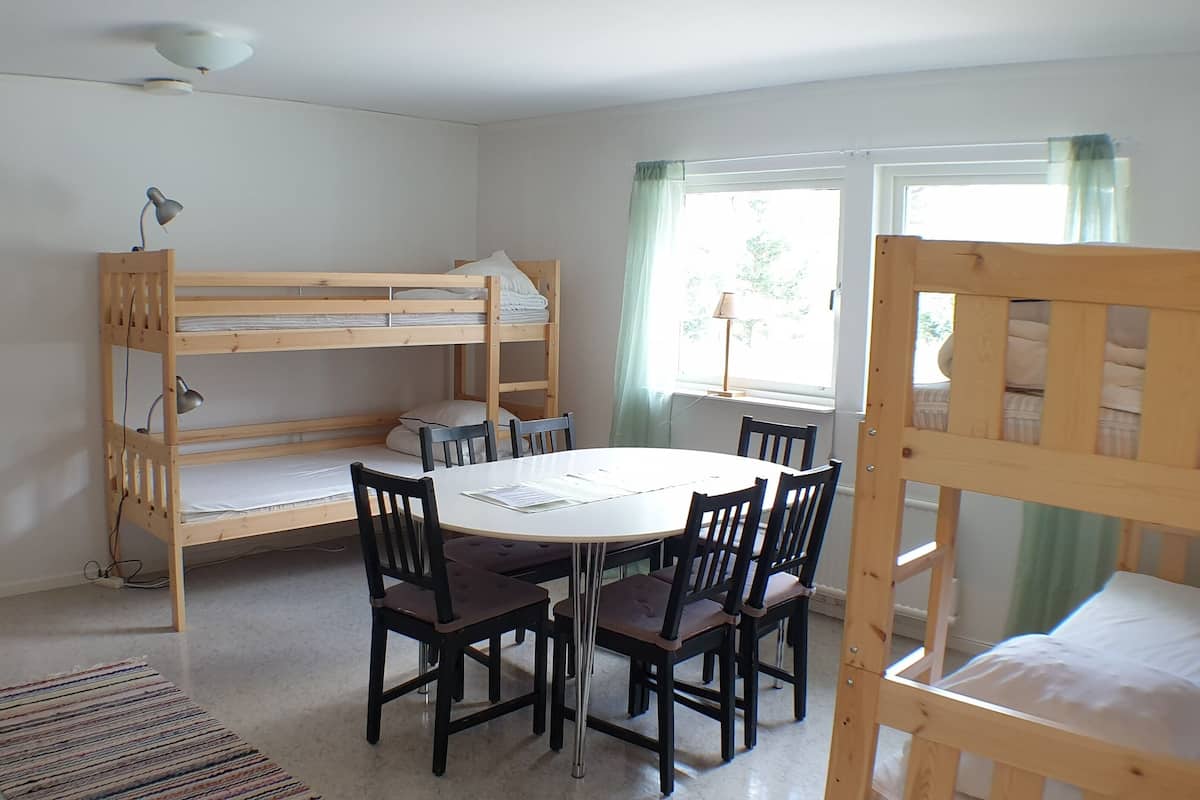 エコノミールーム ベッド (複数台) 共用バスルーム (Linens Excluded) | WiFi (無料)