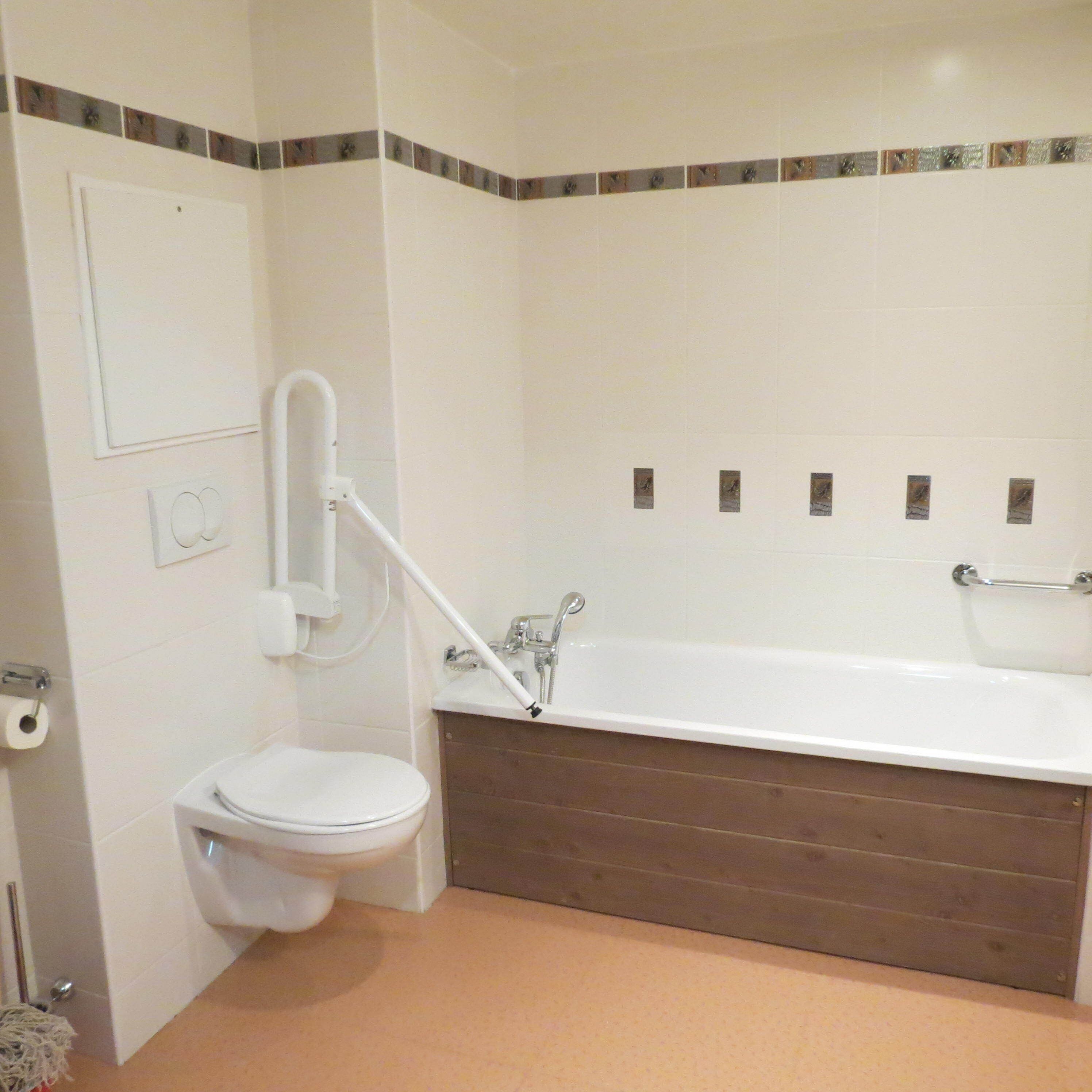A bathroom with a toilet, a shower, and a bathtub.
