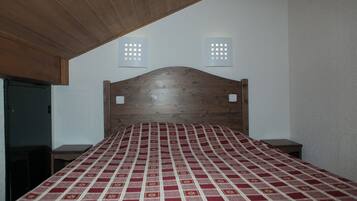 Free cots/infant beds, bed sheets