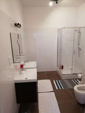 Apartment | Badezimmer | Dusche, kostenlose Toilettenartikel, Haartrockner, Handtücher