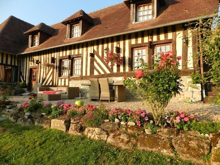 Exterior. Le Pressoir