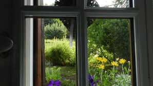 A window with a view of a garden. - Le Pressoir (Beuvron-en-Auge)