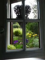 Quarto casal, no piso térreo (Gris) | Vista para o jardim