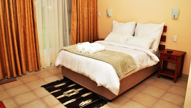 Standard Double Room | WiFi (free), bed sheets - Bhedu Berry Lodge (Bulawayo)