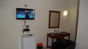 Deluxe Double Room, 1 Double Bed, Non Smoking, Garden View | Room amenity - Bhedu Berry Lodge (Bulawayo)