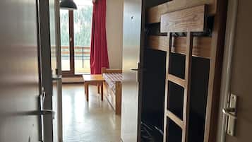 Free cots/infant beds, individually decorated, individually furnished