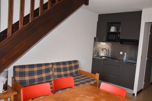 Appartement Duplex | Cuisine privée | Cafetière/bouilloire, réfrigérateur, micro-ondes, plaque de cuisson