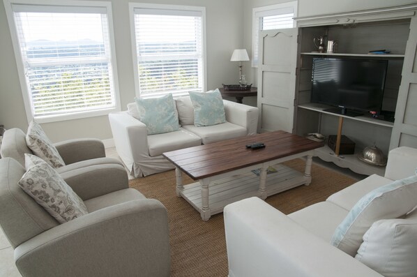 House, 3 Bedrooms | Living room | Flat-screen TV - 3 Nantucket (Knysna)